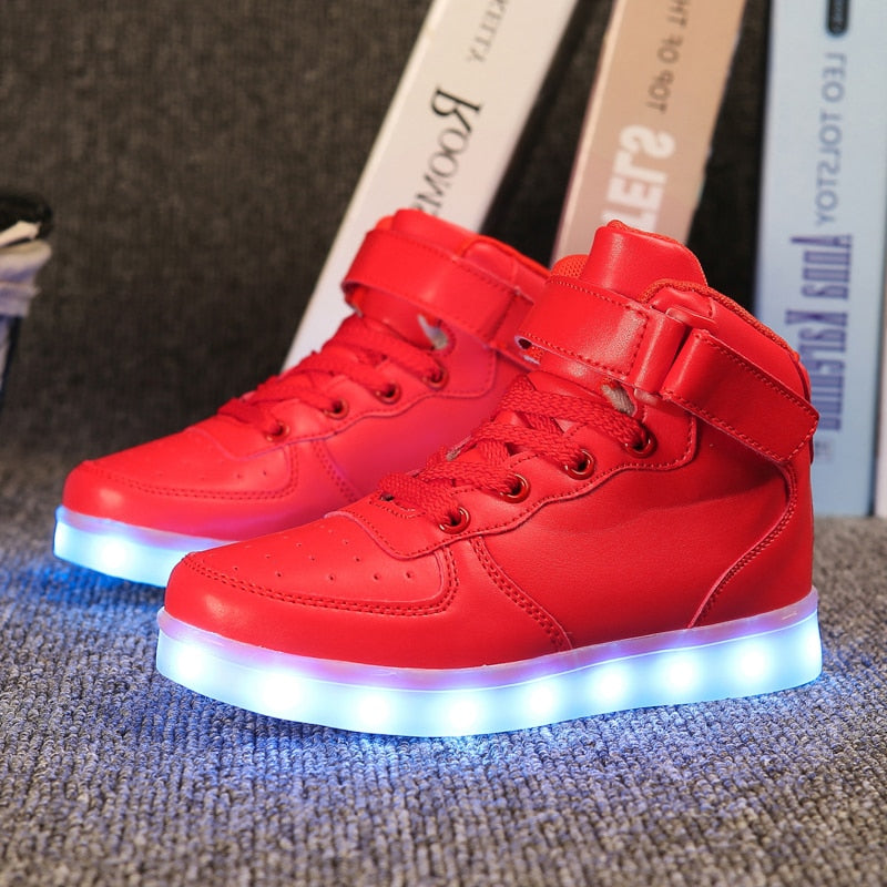 Tênis com LED e carregador USB (tamanho 24 a 35)