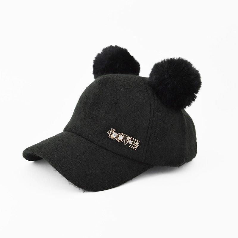 Boné love com pompom