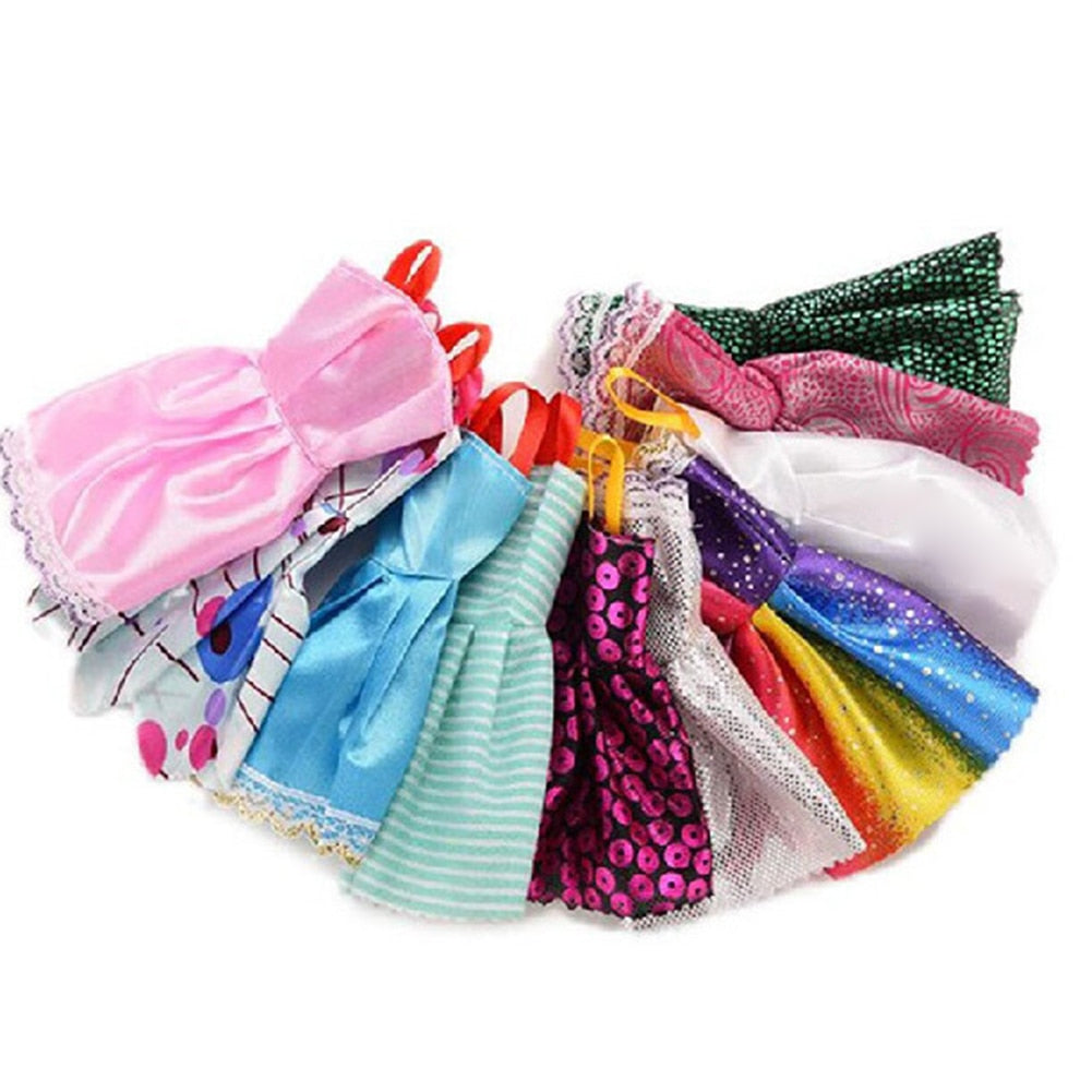 Pack com 32 Roupas e Acessórios para Bonecas