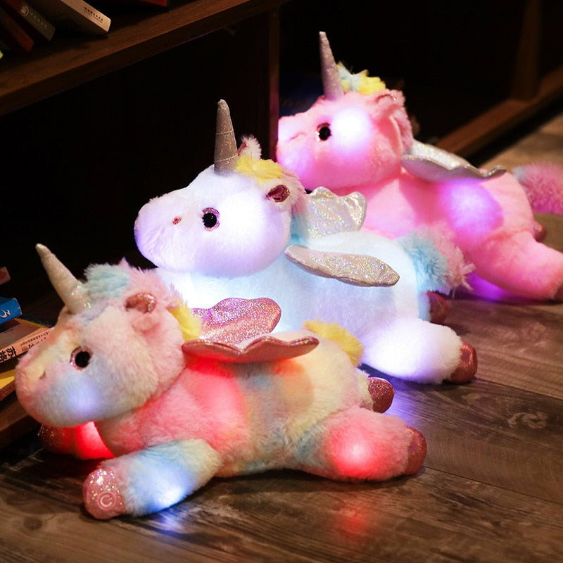 Unicórnio de pelúcia com luz brilhante