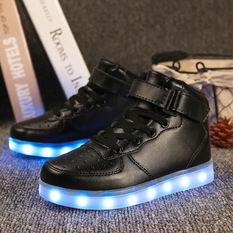 Tênis com LED e carregador USB (tamanho 24 a 35)