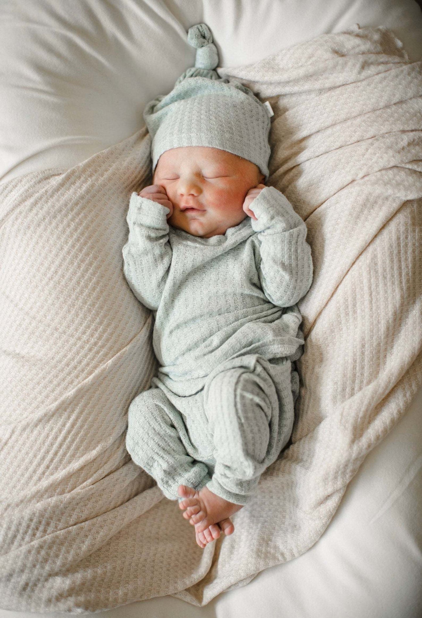 Conjunto de calça, camisa e gorro para bebês recém-nascidos - 0 a 24 meses