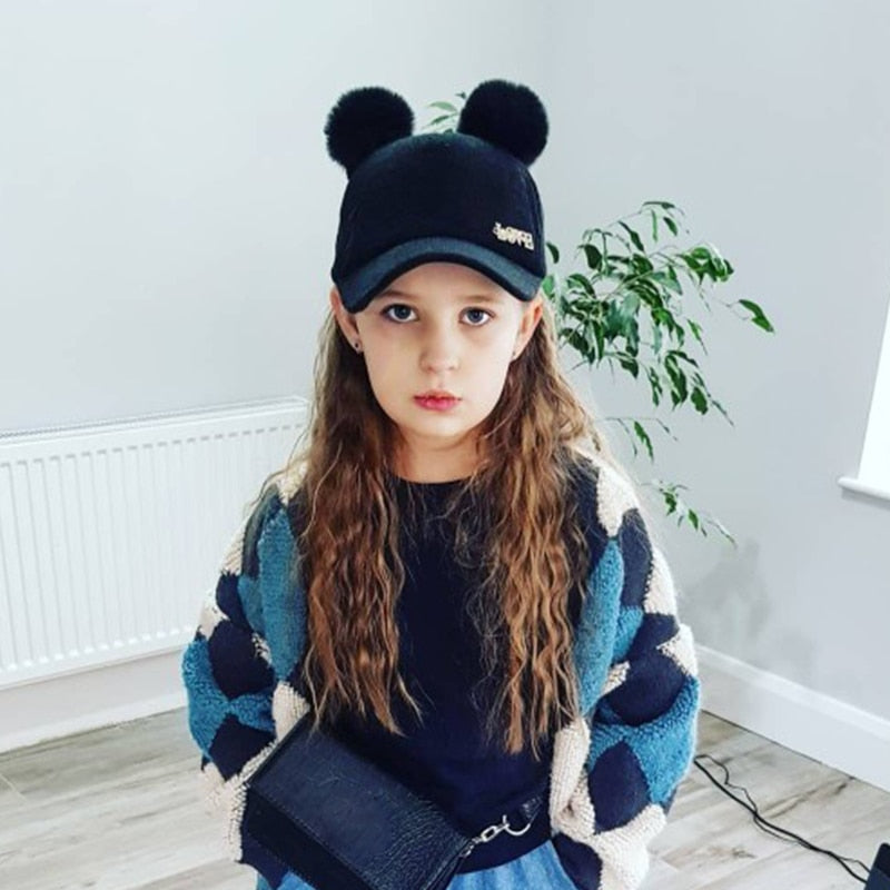 Boné love com pompom
