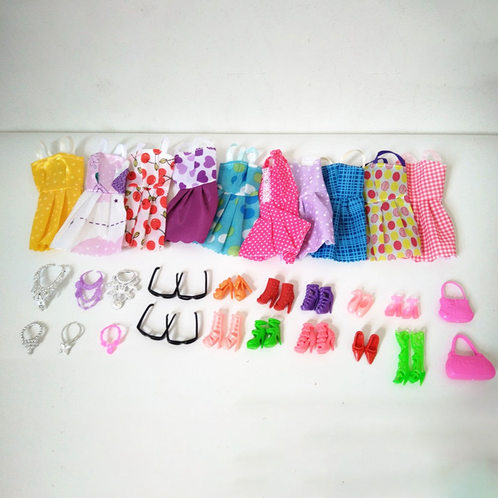 Pack com 32 Roupas e Acessórios para Bonecas