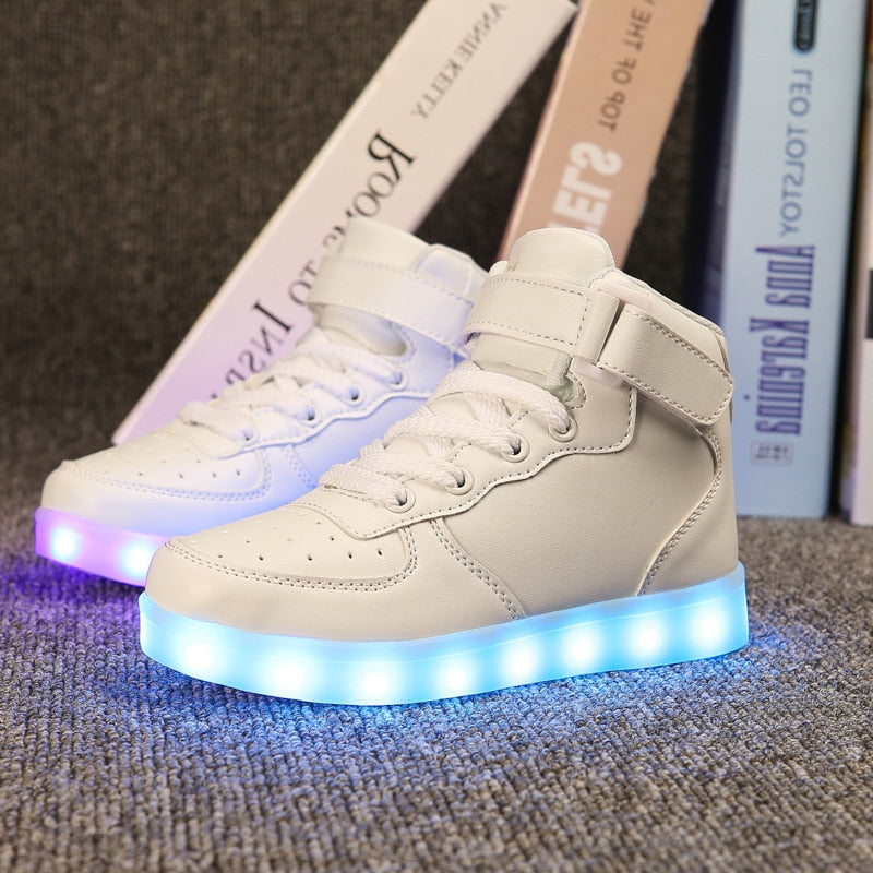 Tênis com LED e carregador USB (tamanho 24 a 35)